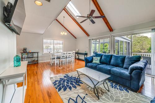 Waterfront Lake Anna Home Porch and Fire Pit in Mineral, USA