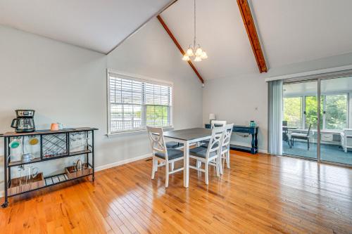 Waterfront Lake Anna Home Porch and Fire Pit in Mineral, USA