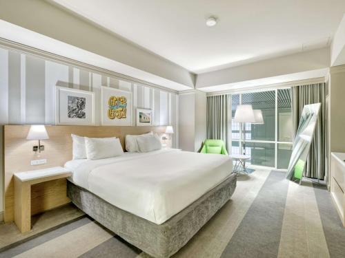 1 king bed, 1 sofa bed
