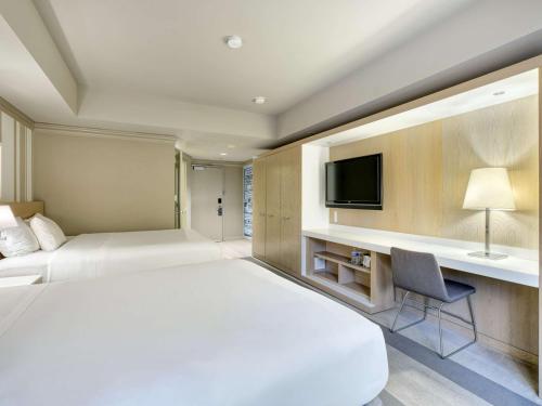 Mobility Accessible Deluxe King with Roll-In Shower image 2