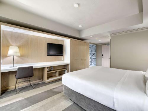 Premium King Room - Non-Smoking image 2
