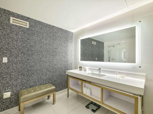 Business King Suite - Non-Smoking image 5