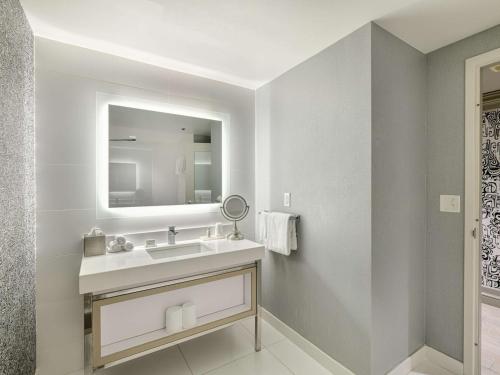 Business King Suite - Non-Smoking image 2