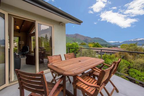 Retro Ski Lodge - Wanaka Holiday Home - image 4
