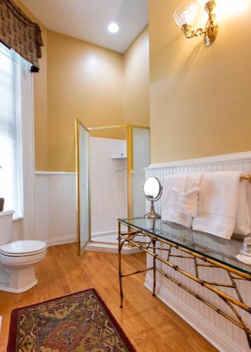 Deluxe Queen Suite