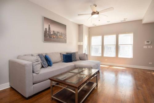 Deluxe Duplex in Roscoe-Wrigley with Free Parking in Chicago, USA