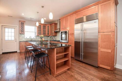 Deluxe Duplex in Roscoe-Wrigley with Free Parking in Chicago, USA