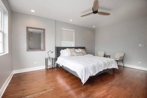 Deluxe Duplex in Roscoe-Wrigley with Free Parking in Chicago, USA