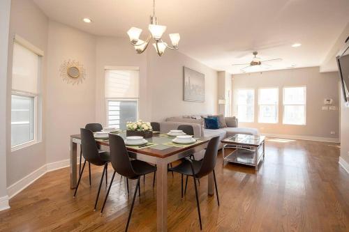 Deluxe Duplex in Roscoe-Wrigley with Free Parking in Chicago, USA
