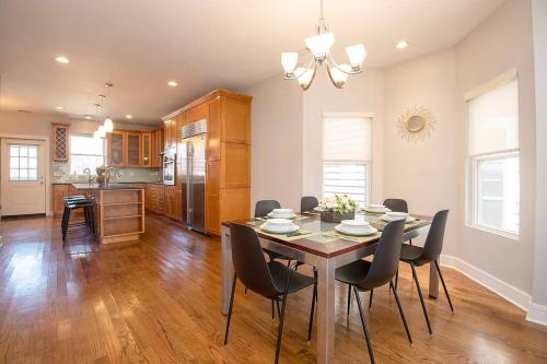 Deluxe Duplex in Roscoe-Wrigley with Free Parking in Chicago, USA