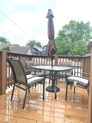 Deluxe Duplex in Roscoe-Wrigley with Free Parking in Chicago, USA