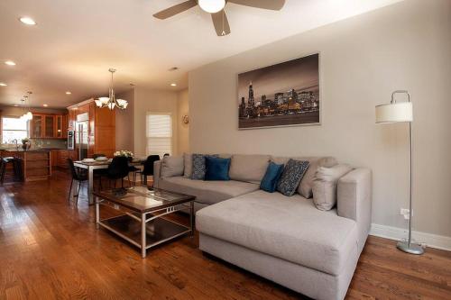 Deluxe Duplex in Roscoe-Wrigley with Free Parking in Chicago, USA