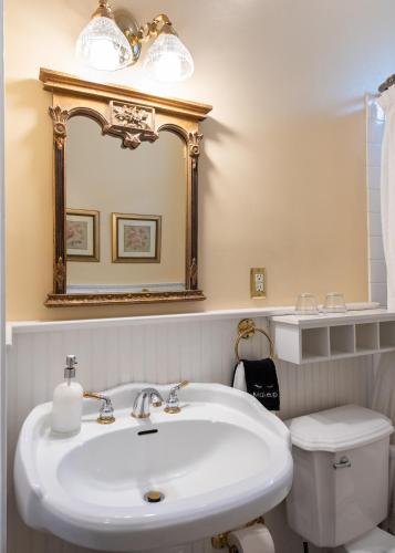 Deluxe Queen Suite