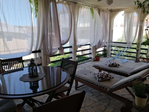 ระเบียง/ชานเรือน, Apartments by the sea Grebastica, Sibenik - 23313 in เกรบาสติชา
