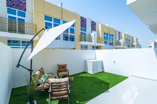 Luxury 3BR 2storey Villa with Garden in Damac Hills, Dubái (foto 6)