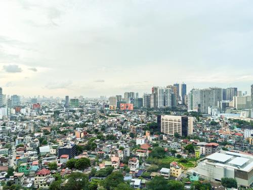 BGC Uptown Parksuites 2BR Skyline View with Balcony and Bathtub, Manila
