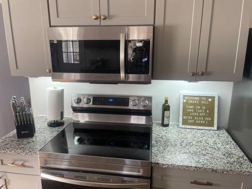 Old farmhouse with Hot tub in the Finger Lakes in 霍斯黑兹