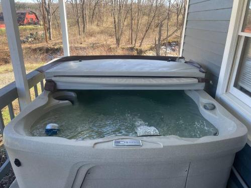 熱水浴缸, Old farmhouse with Hot tub in the Finger Lakes in 霍斯黑兹