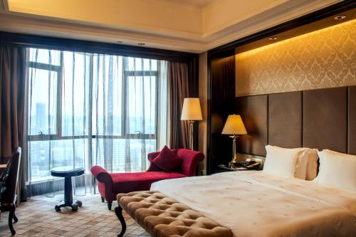 Executive King Room image 2