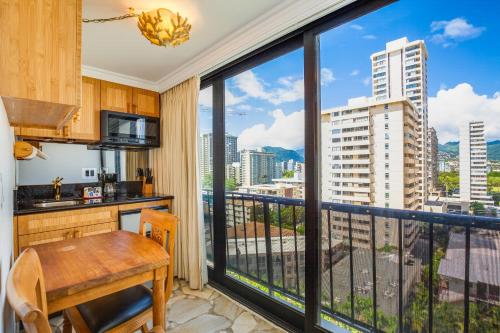 Kitchen, Castle Bamboo Waikiki Hotel in Honolulu (HI)