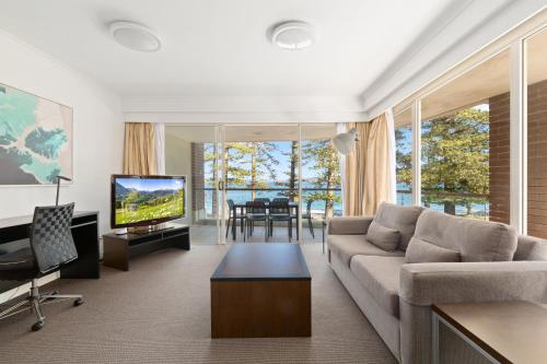 Ocean-facing 2-Bed Manly Unit with Gym & Sauna - image 5