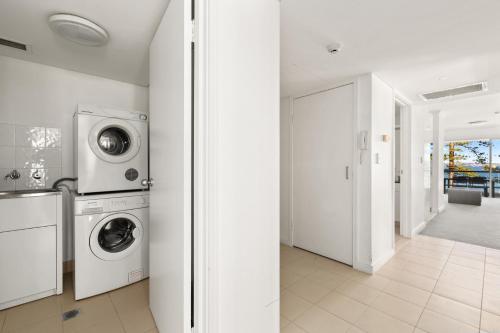 Ocean-facing 2-Bed Manly Unit with Gym & Sauna - image 13