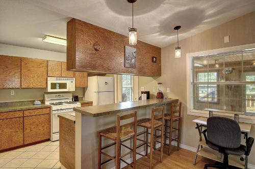 Fantasy Oaks Lodge - main image