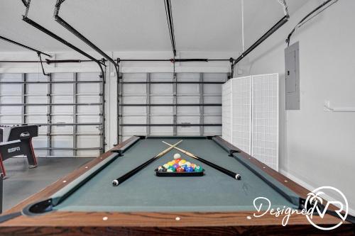 8BR Luxury Villa w Amazing Pool & Basketball in Southwest Ranches, USA