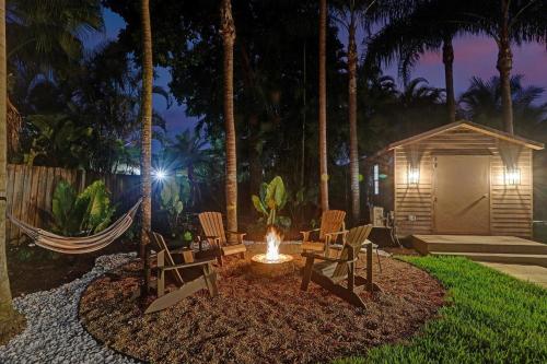 8BR Luxury Villa w Amazing Pool & Basketball in Southwest Ranches, USA