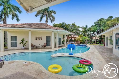 8BR Luxury Villa w Amazing Pool & Basketball in Southwest Ranches, USA