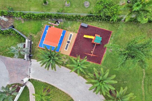 8BR Luxury Villa w Amazing Pool & Basketball in Southwest Ranches, USA