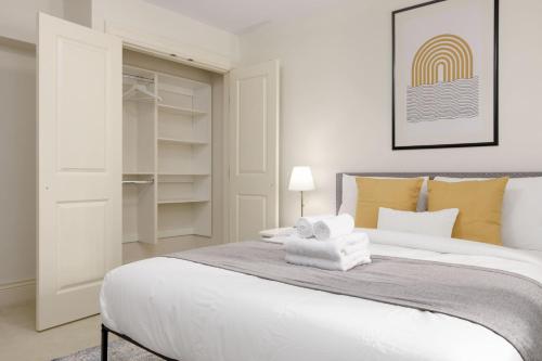 2 Br basement suite Melbourne Av in North Vancouver, Canada