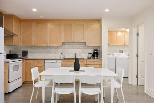 2 Br basement suite Melbourne Av in North Vancouver, Canada