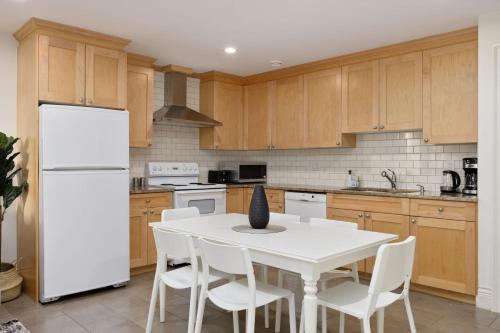 2 Br basement suite Melbourne Av in North Vancouver, Canada