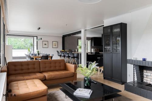 Villa Gaia - Luxury villa with jacuzzi and beach close to trainstation 10 minutes from Tampere city! in Lempaala