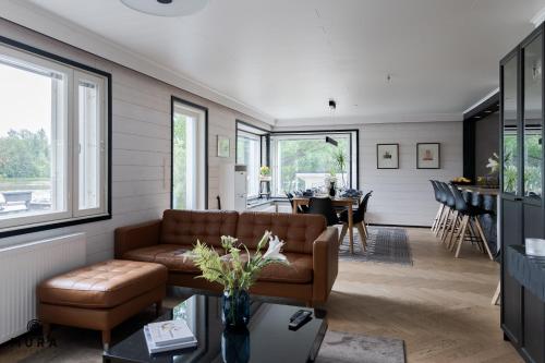 Villa Gaia - Luxury villa with jacuzzi and beach close to trainstation 10 minutes from Tampere city! in Lempaala