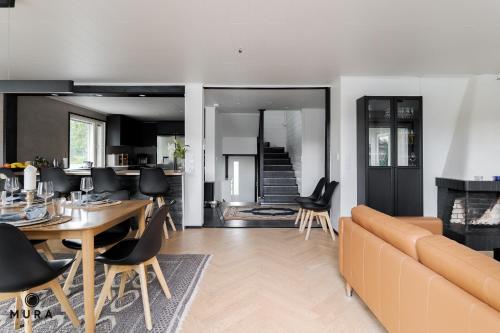 Villa Gaia - Luxury villa with jacuzzi and beach close to trainstation 10 minutes from Tampere city! in Lempaala