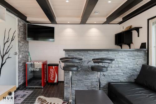 Villa Gaia - Luxury villa with jacuzzi and beach close to trainstation 10 minutes from Tampere city! in Lempaala