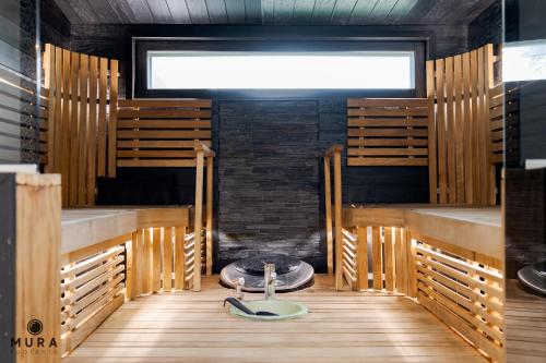 Villa Gaia - Luxury villa with jacuzzi and beach close to trainstation 10 minutes from Tampere city! in Lempaala