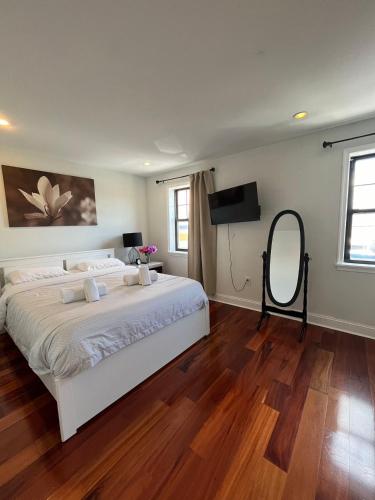 Modern Cozy Unit Near Genos & Pats in Philadelphia, USA