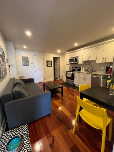 Modern Cozy Unit Near Genos & Pats in Philadelphia, USA