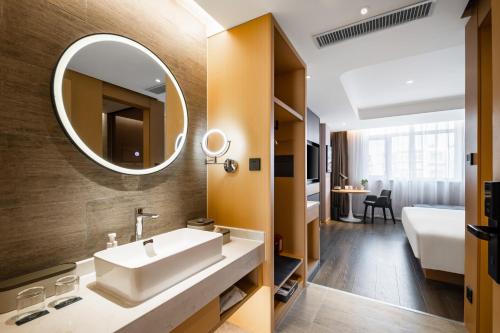room detail thumbnail 2
