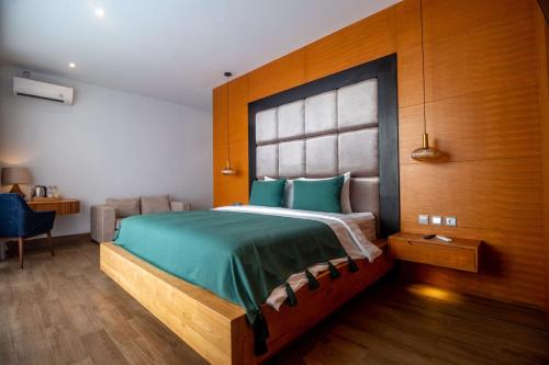 Deluxe Executive Balcony with Garden and Pool View image 7