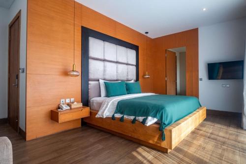 Deluxe Executive Balcony with Garden and Pool View image 6