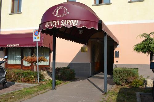 Tricolore Hotel - image 11