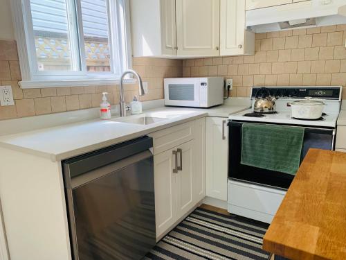 2 Beds Guest Suite to Yourself at Coquitlam Centre Mall in Port Coquitlam, Canada