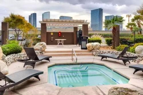 UPGRADED & STYLISH, POOL, HOT TUB, WALK TO STRIP!, Las Vegas (Foto 11)
