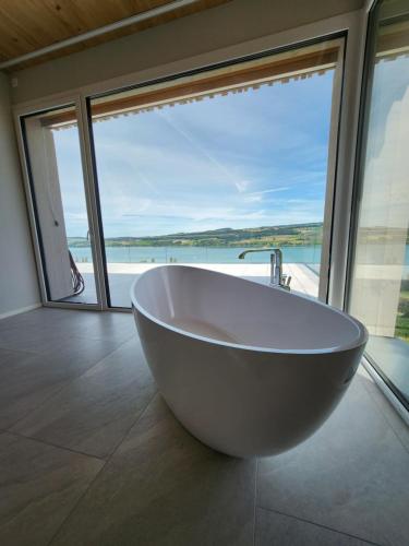 Lakeview Guest Rooms with huge rooftop terrace in 拜恩維爾岩斯