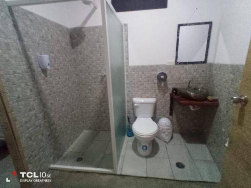 Habitación matrimonial con baño (Habitacion matrimonial con bano) in Arkidona