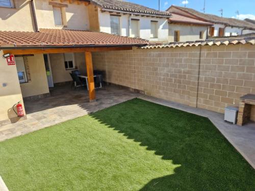 Casa Rural LA MIELGUERA in Villalkasar De Sirga